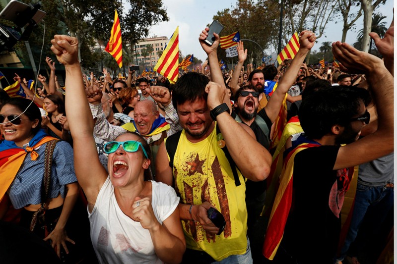 Odlučan da ispuni mandat prethodnih regionalnih izbora septembra 2015. – kada su secesionisti dobili apsolutnu većinu koji su, veruje, potvrdili na spornom referendumu 1. oktobra – Puđdemon je proglasio nezavisnu Republiku Kataloniju.